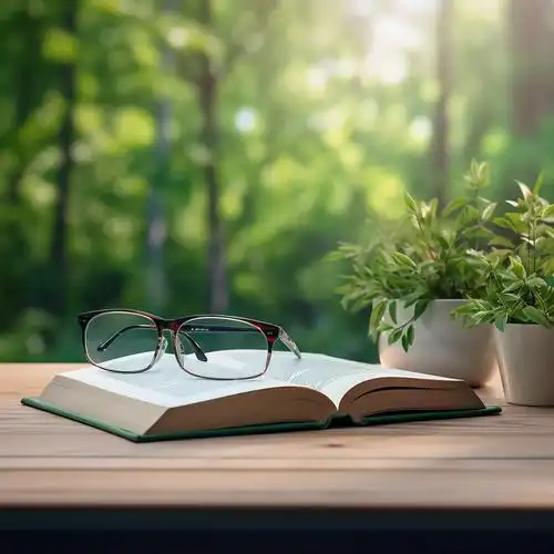 木桌上的书籍和眼镜看书阅读投入学习知识文化世界读书日