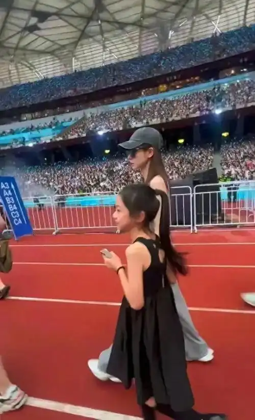 戚薇李承铉带lucky探秘薛之谦演唱会:爱的旋律,欢乐的家庭时光