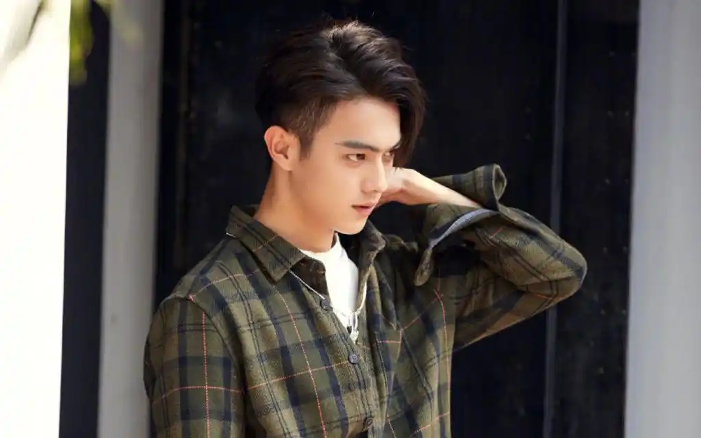 精选一组许凯帅气时尚壁纸,他因为饰演延禧攻略中帅气深情的王爷富察