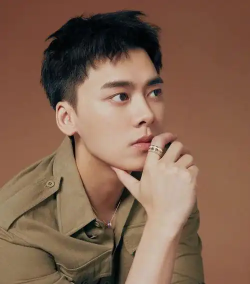 李易峰英伦写真大片,廓形西装,印花毛衣空气短发眼神深邃