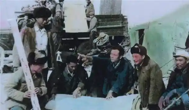 原创回顾焦裕禄葬礼超10万人送行有人一路跪拜百姓跳坑不让下葬