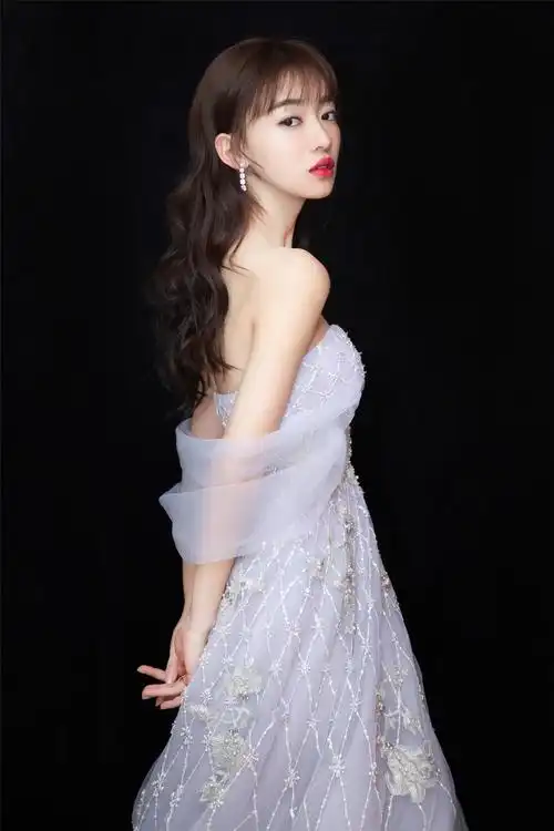 吴谨言紫罗兰抹胸纱裙亮相盛典 轻纱环绕彰显高级性感