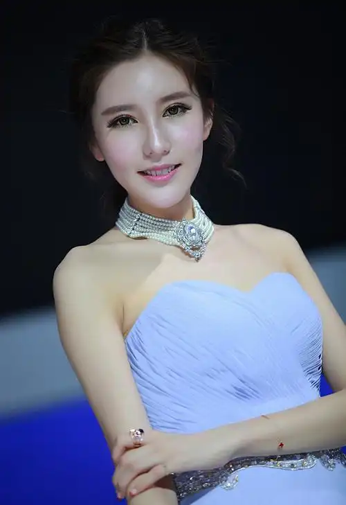 14岁就出道当车模获奖无数没有绯闻被赞中国第一气质车模