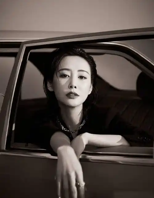 黑色的西装御女范儿十足,向后梳起的发型干练大气,有种大姐大的