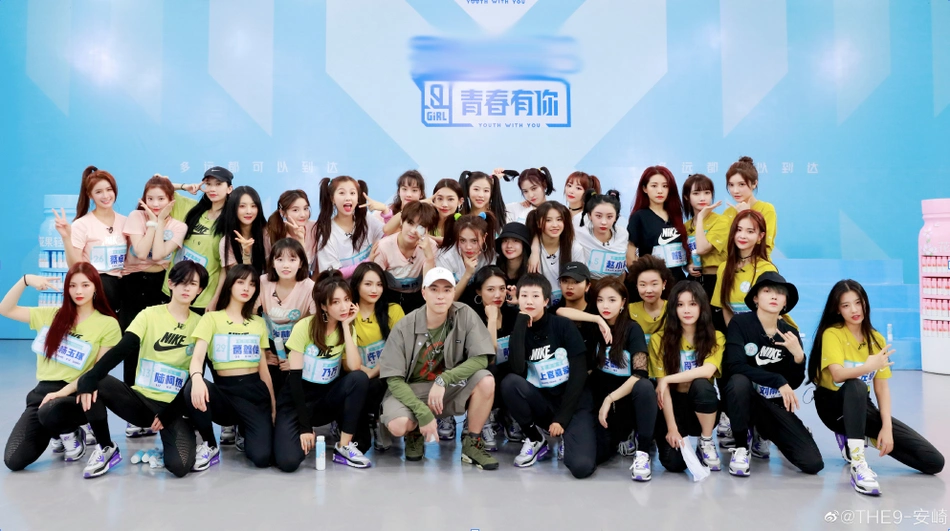 《青春有你2》选手穿制服出镜 安崎直呼太快乐了