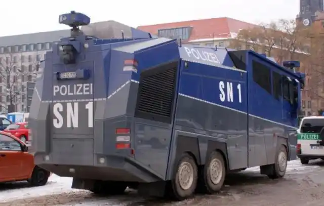 全驱配v6柴油涡增引擎 鼻祖德国防暴水炮车的自我修养