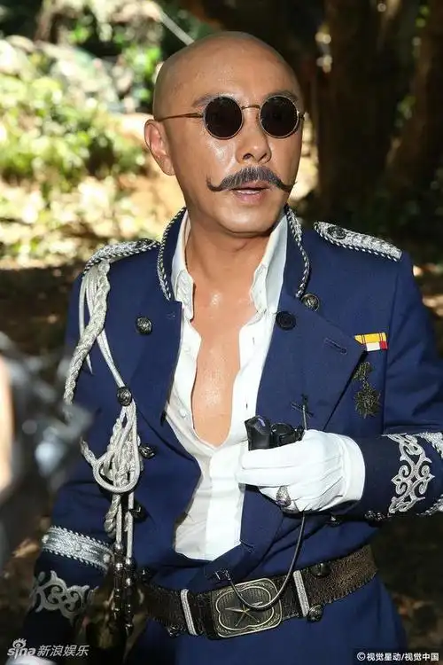 张卫健新剧造型超霸气光头配墨镜敞胸露怀