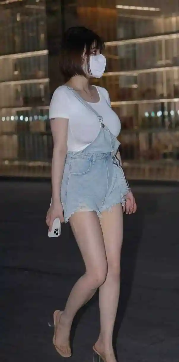 美不美看大腿[大笑][大笑]很随意大白腿#养眼美女# #性感好身材# #家