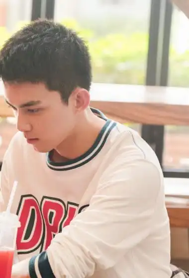 吴磊《穿越火线》路小北剧照图片(6张)