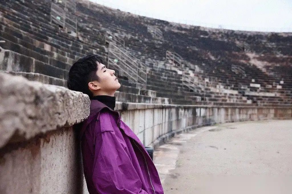 【刘昊然拍男友系写真,少年感十足】3月7日,刘昊然全新的意大利旅行的