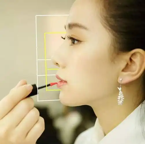 对自己的整体外形不满意,如果下巴太短,就会显得不漂亮,没有流线型