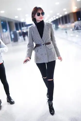 叶一茜穿衣品味在线,格纹西装配紧身裤走机场,女神范十足
