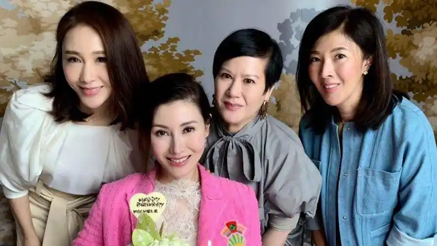 防腐剂女神!47岁黎姿为49岁李嘉欣庆生,俩人颜值气质美如少女
