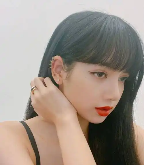 lisa颜值崩了?大鼻子和法令纹,神似面包超人_pink_black_状态