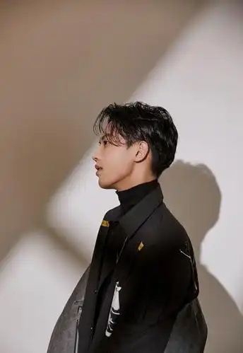 18岁公开恋情20岁订婚22岁结婚却从未有谁见过他老婆