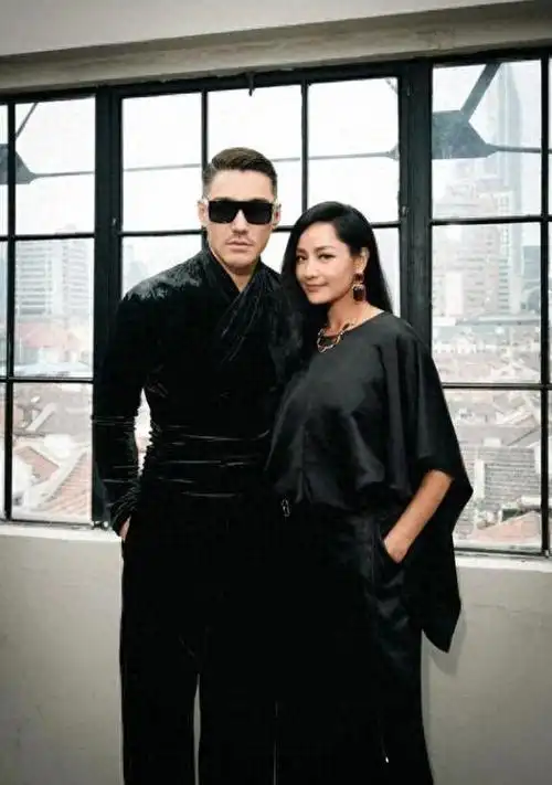 胡兵瞿颖走秀106岁超模组合霸气合体网友爆笑到不行