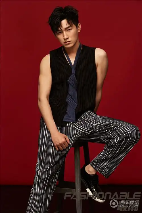 杨旭文摩登大片风格多变 尽显霸气冷峻