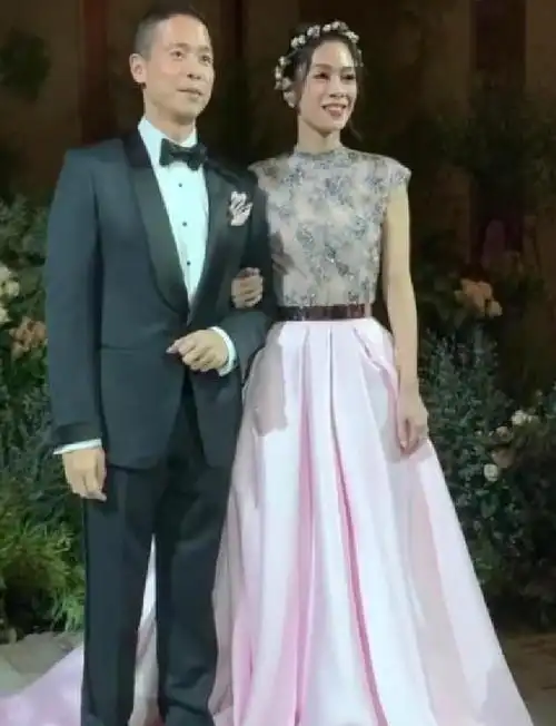 宾客,等到敬酒完以后,卢恬儿又更换了一套黑色的礼服,和丈夫一起用餐