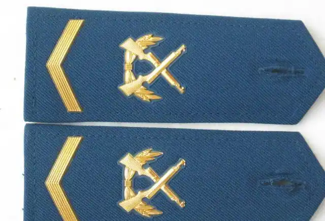 海军士兵军衔采用和陆空空军相同的肩章军衔,佩戴在两肩,中士包括中士