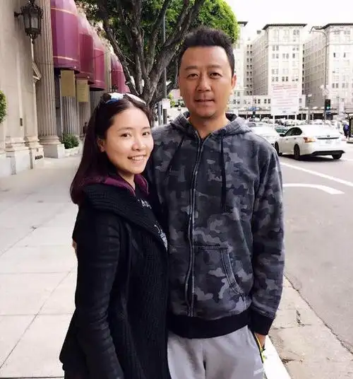 主婚人看到郭涛,说了句:"你还知道来了啊."还是给他们盖章了.