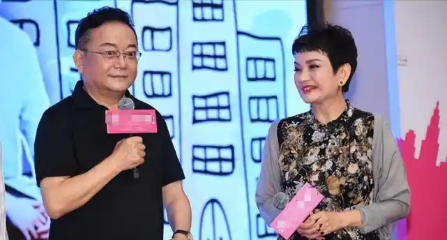 与聂卫平离婚后,歌唱家王静独自抚养孩子,为儿子年近60仍单身