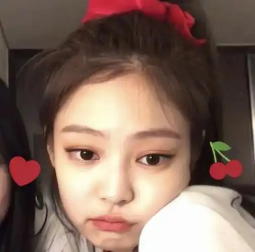 金智妮双马尾甜美又性感各种风格都能驾驭不愧人间香奈儿