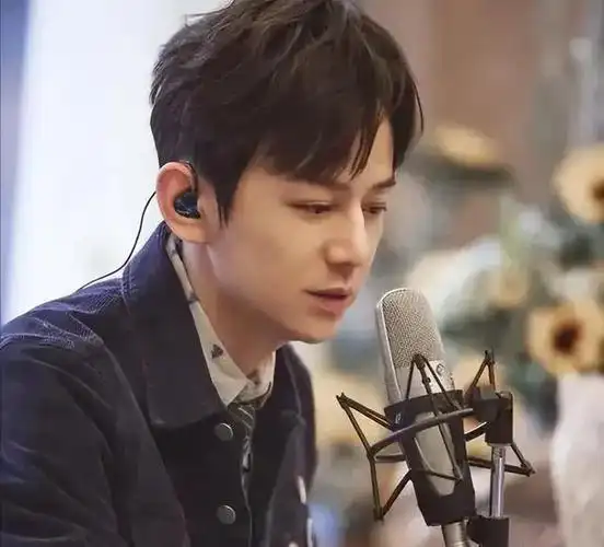 人未走茶已凉!何炅的"落难",完美展现内娱的"人情冷暖"