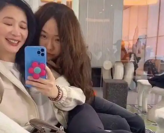 霍思燕与好闺蜜熊乃瑾露营着露脐装秀纤细腰身脸蛋又白又水灵