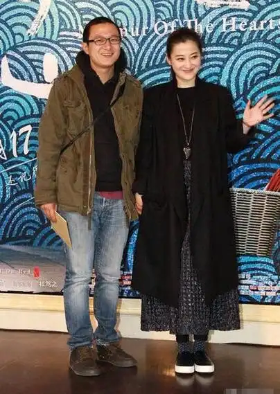 梅婷与丈夫十指紧扣现身 身形圆润发福明显(图)