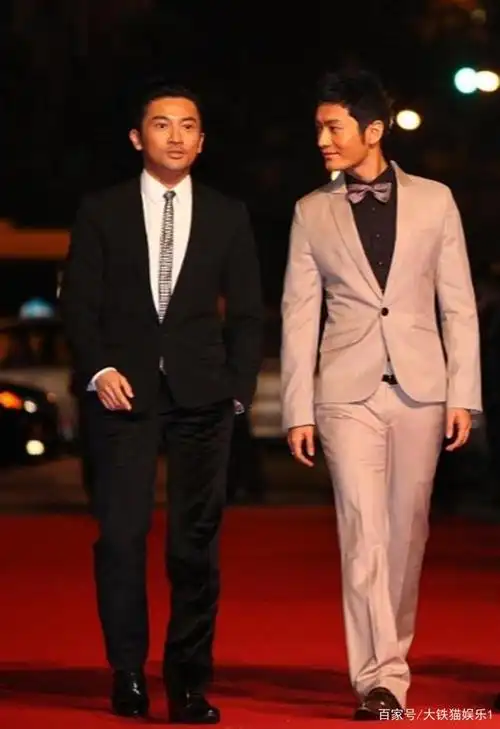 早年黄晓明与苏有朋一起走过红毯,黄晓明站得不太正,两人看起来身高