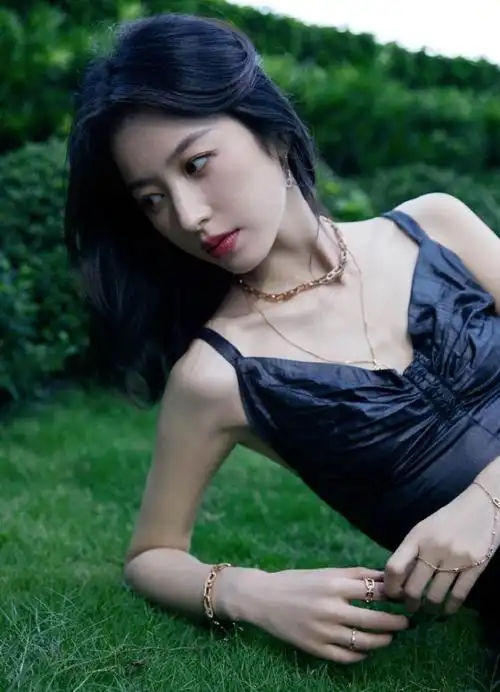 周雨彤背影神秘感#周雨彤这张背影有太阳落山时的唯美,也有夜晚搅临