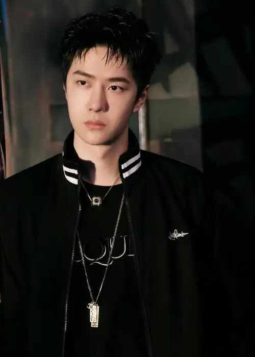 一博7015街舞造型|黑白look搭配着香家配饰,时尚且个性的酷帅黑豹