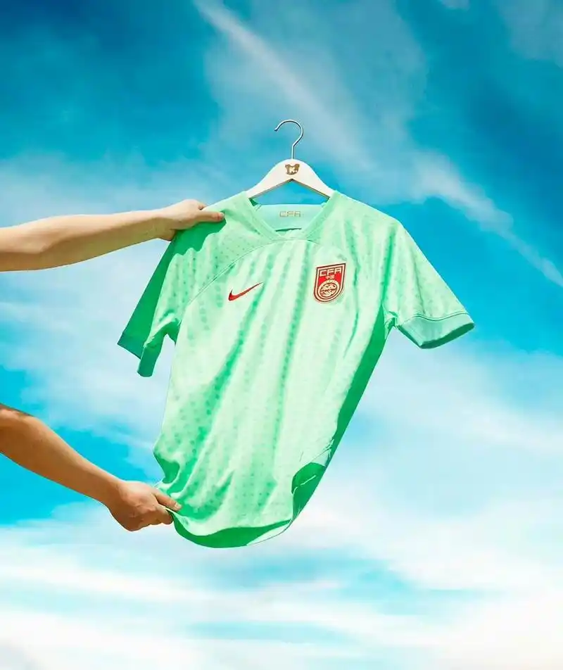 国足客场球衣 今天实战穿了国足(男足)客场的翡翠绿色球衣,这件球衣一