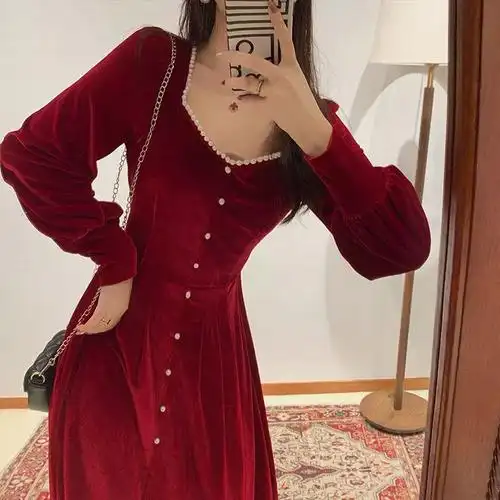 秋冬季红色订婚衣服金丝绒连衣裙女装2022新款礼服回门本命年时尚