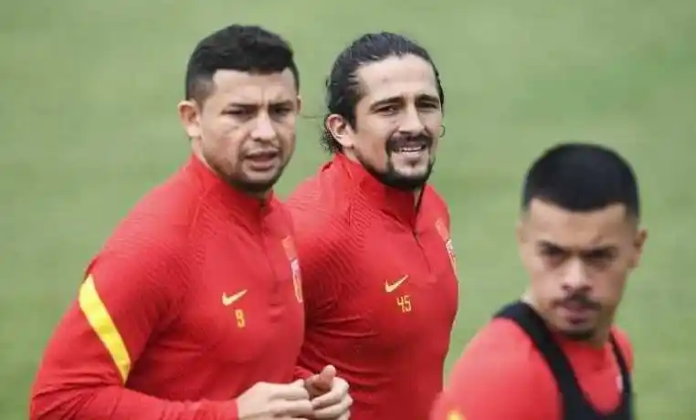 36岁洛国富宣布"转行",告别中超,与我们队说再见_沙滩足球_比赛_国足