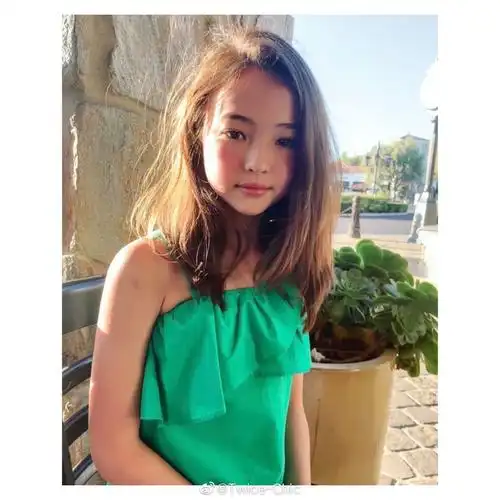 11岁德韩混血儿ella gross,今日在社交平台分享了自己的全家福