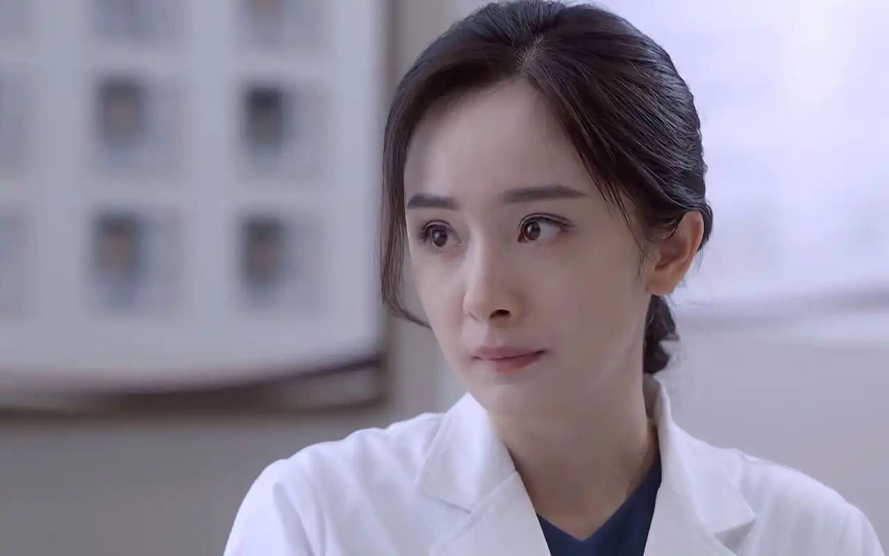 医者仁心,她还是那么美~谢谢你医生杨幂cut
