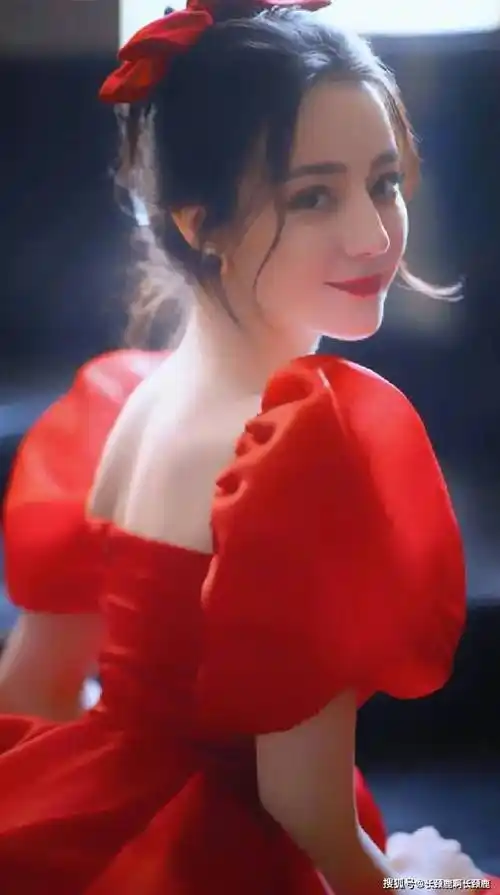 继张艺兴粉丝与工作室闹翻后,迪丽热巴的粉丝也与工作室矛盾重重_嘉行