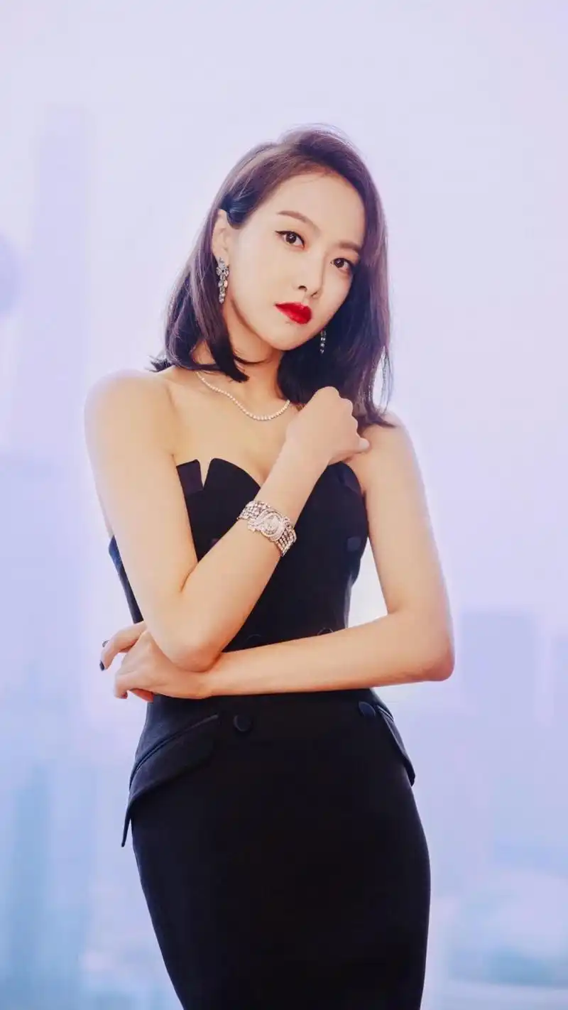 宋茜性感裹胸礼服写真