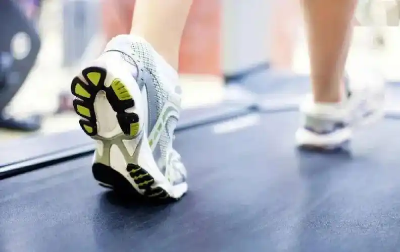 膝盖伸直上身要稍向前倾,后腿蹬,大腿带动小腿重心:在后脚大拇脚趾趾