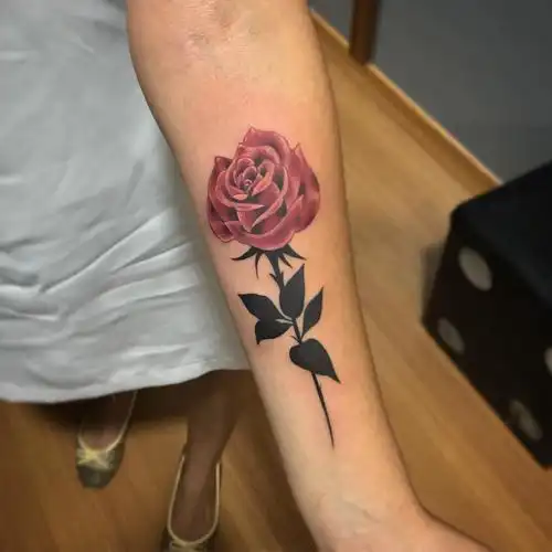 某洗车行老板夔小姐小臂玫瑰纹身图案