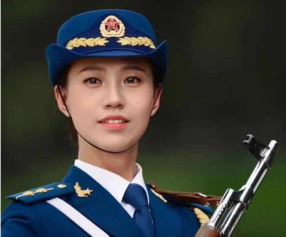 9899中国空军仪仗队女兵,就一个字"飒" #仪仗队# #女兵# #中国