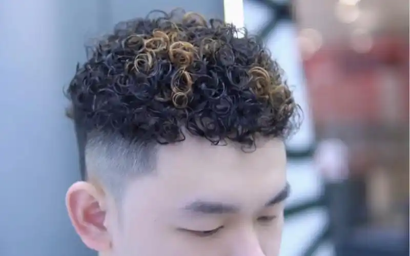 帅哥都要尝试的发型之一 羊毛卷 挑染 男生羊毛卷 绵羊卷 达州男士