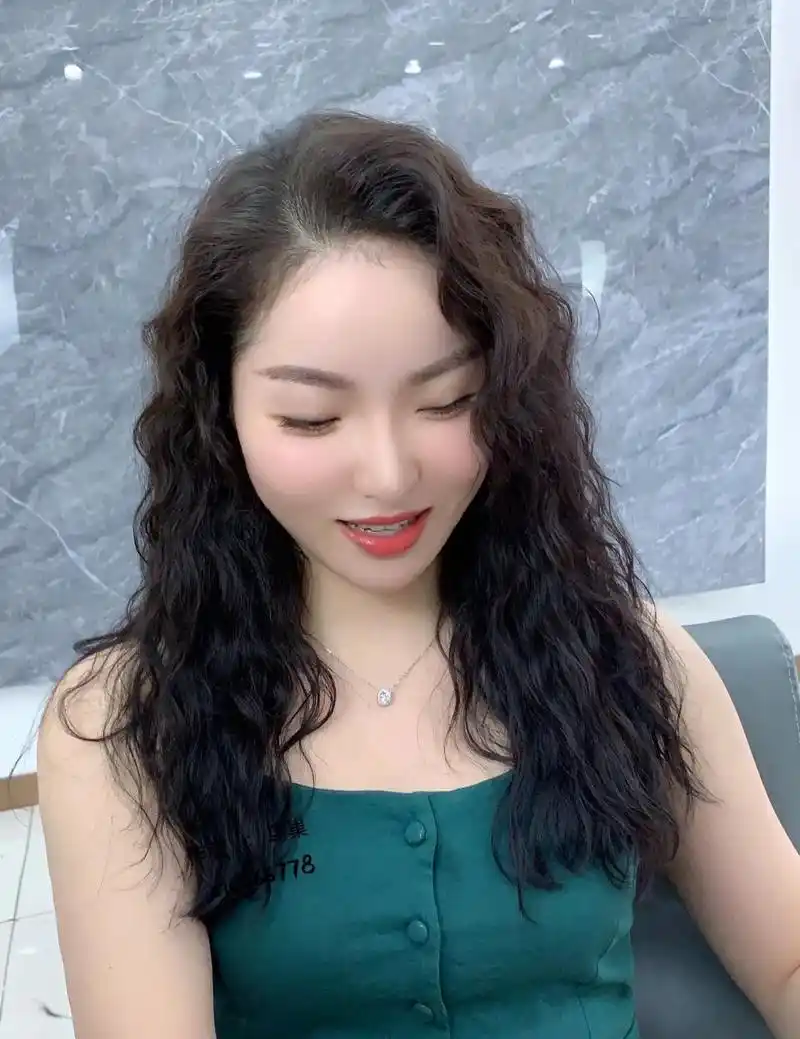 女人过了30岁,烫卷发洋气时尚不落伍,美到让你想不到