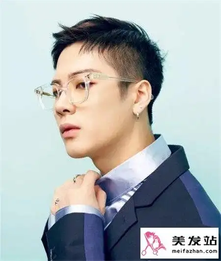 戴眼镜男生适合什么发型 选择这发型颜值暴涨零差评_男士短发 - 美发