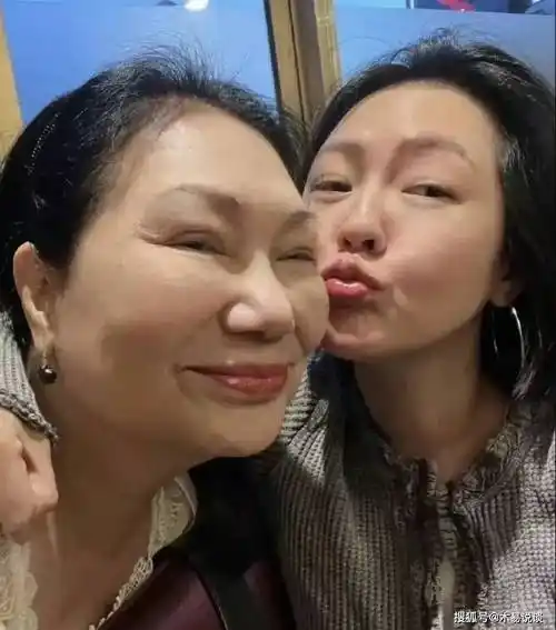 小s大女儿出国留学晒美照,海边大秀好身材,网友吐槽她是学霸?
