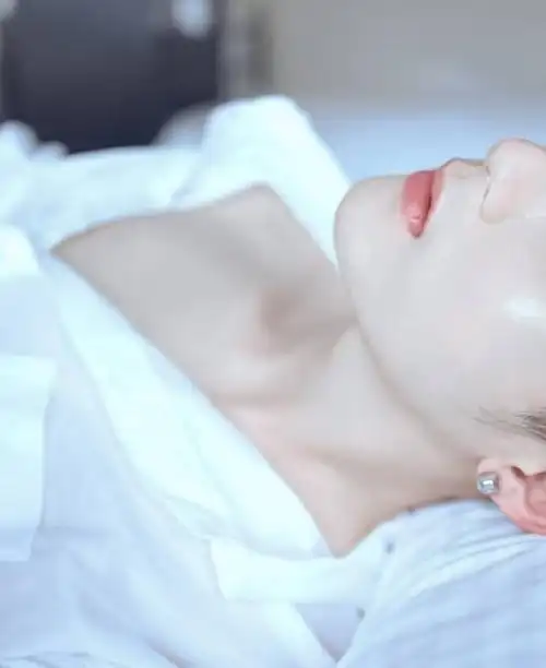 越看越想咬他的喉结想亲好有霸总味,嘴唇也是性感极了手上的痣好性感