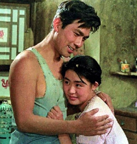 丛珊拍拥抱戏,因朱时茂胸口上的毛感到害怕,导演:拿剃须刀来