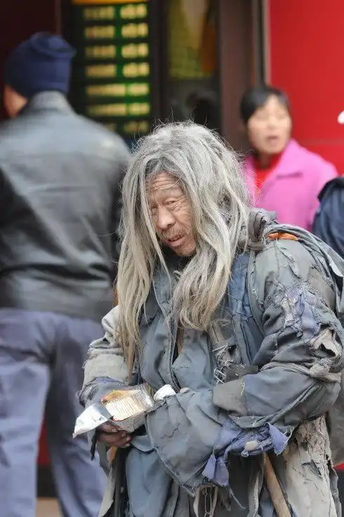 乞丐上街乞讨,男子拿出五万给他,乞丐一句话让男子羞愧!