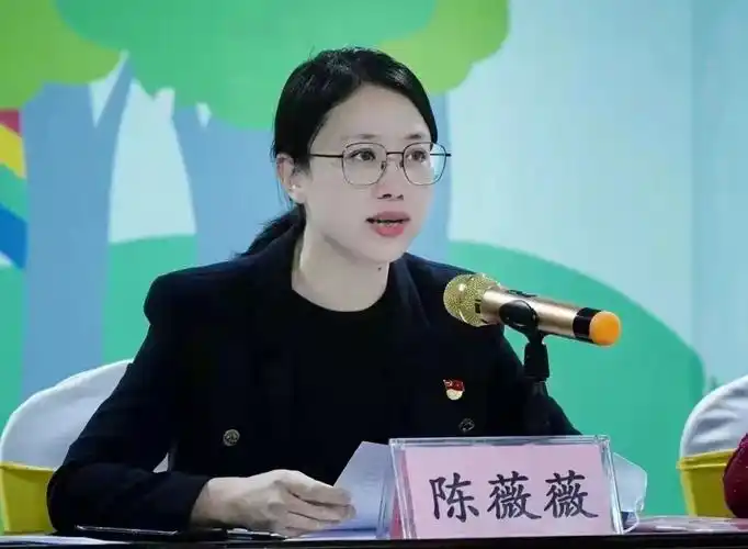 新当选的中共桂林市妇女联合会支部委员会书记陈薇薇作表态发言.